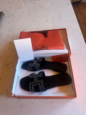 LUXURY WOMEN'S SHOES SIZE 9 EU 40 BLACK & WHITE EXCELLENT CONDITION COMES WITH B